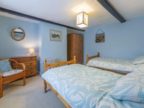 1 dormitorio con 2 camas individuales y 1 silla en 2 Bed in Little Walsingham KT158 en Little Walsingham