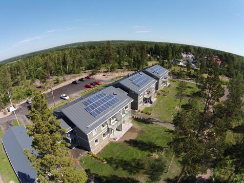 - une vue aérienne sur une maison dotée de panneaux solaires dans l'établissement Apartment LeLök, à Lemland