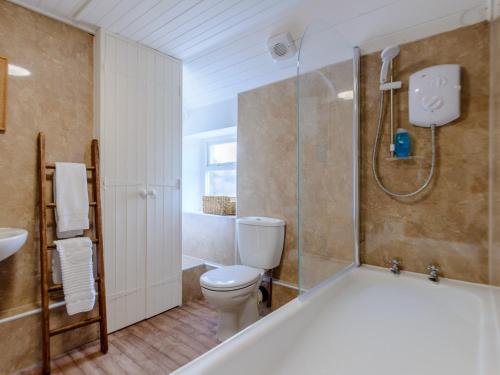 łazienka z wanną, toaletą i prysznicem w obiekcie 2 Bed in Beadnell 66483 w mieście Beadnell