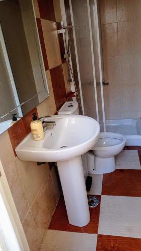 a bathroom with a white sink and a toilet at Habitaciónes Privadas Cartagena Murcia in Cartagena