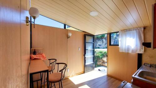eine Küche und ein Esszimmer mit Tisch und Stühlen in der Unterkunft Cabañas los Sauces in Tota