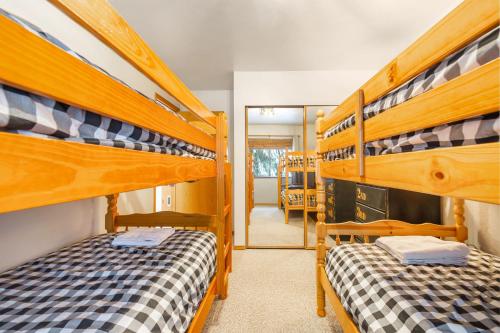 Tempat tidur susun dalam kamar di Ski & Snowboard Games Hiking Trails
