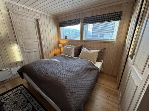 een kleine slaapkamer met een bed en een raam bij Geilotunet - Perfekt beliggenhet, sentralt, langs elven, 6 personer in Geilo