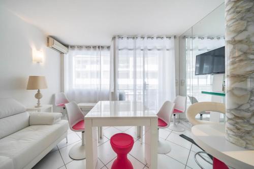 un salon blanc avec une table et des chaises blanches dans l'établissement Nice 2-3 bedroom ideally located, à Cannes