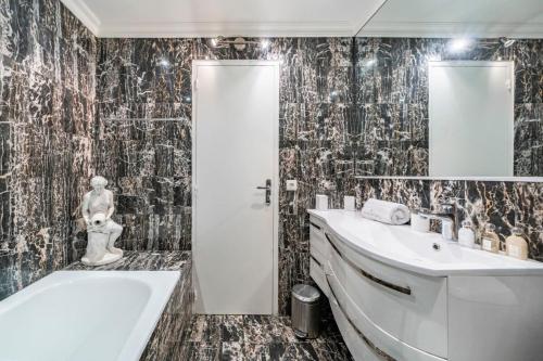 Nice 2-3 bedroom ideally located