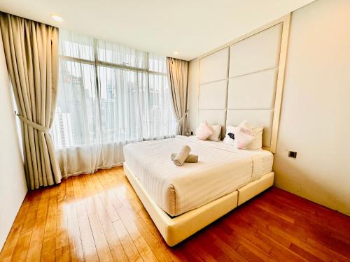 een slaapkamer met een groot bed en een groot raam bij Vortex Suites Near Klcc-365 in Kuala Lumpur