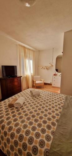 a bedroom with a large bed in a room at Il rifugio di Claudia in Ovindoli