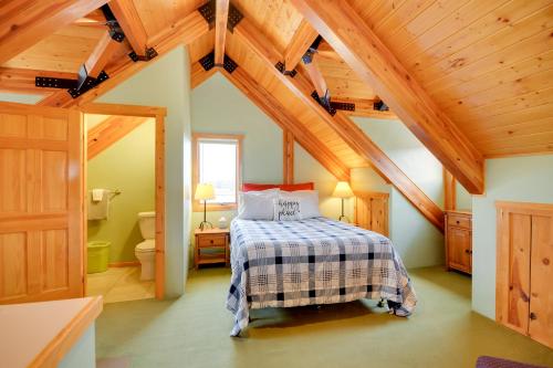 En eller flere senge i et værelse på Off The Beaten Path Cabin with Mtn Views and Hot Tub