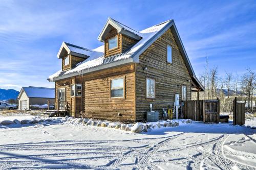 Off The Beaten Path Cabin with Mtn Views and Hot Tub v zimě