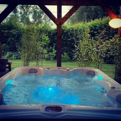 - un bain à remous dans un kiosque dans l'établissement 2 chaumieres pour vos Week-end et vacances en Normandie, à Saint-Georges-du-Vièvre