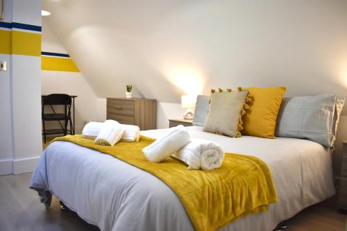 um quarto com uma cama grande e toalhas em Lux 2-Bed, Central, Balcony, Free Secure Parking em Reading