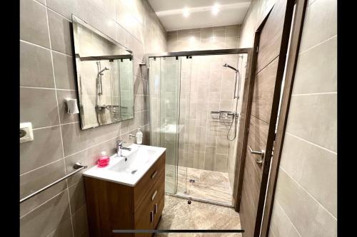 ミハス・コスタにあるMijas Costa - Beachside Duplex Apartment- 1のバスルーム(シャワー、シンク、鏡付)