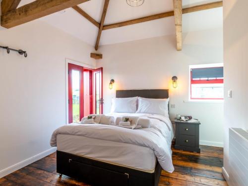 Un dormitorio con una cama grande y una ventana en 4 Bed in Allendale 78159, en Catton
