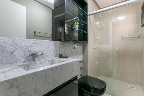 a bathroom with a sink and a shower at WI-FI 600mb | 500m da UFSC #TRINA02 in Florianópolis