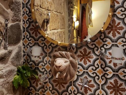 un baño con una estatua de un león en la pared en Alborada Bernal, en Bernal
