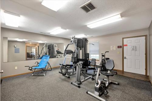 un gimnasio con varias cintas de correr y bicicletas estáticas en 3 Bedroom apartment - Close to Rivian, en Bloomington