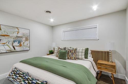 Ένα ή περισσότερα κρεβάτια σε δωμάτιο στο Stunning Jackson Home about 2 Mi to Downtown!