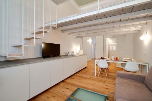 MILAN design Loft-Hosted by Sweetstay في ميلانو: غرفة معيشة مع أريكة وتلفزيون