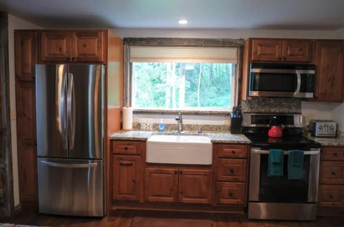 Een keuken of kitchenette bij Renovated Historic Cabin - Teton Views!