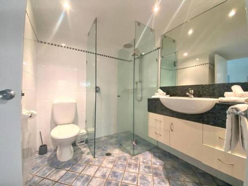 een badkamer met een toilet, een wastafel en een douche bij 1 Min walk from, Beach and Town - Beachcomber in Port Douglas