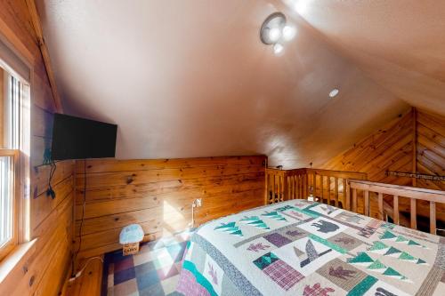 Postel nebo postele na pokoji v ubytování Lazy Bear Cabin
