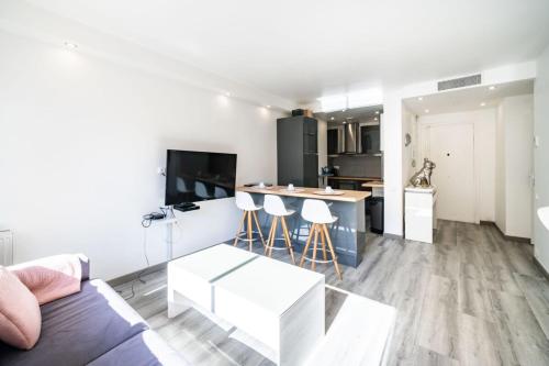 Wdf one bedroom 1 min walk to Martinez hotel