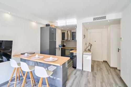une cuisine avec une table et des chaises dans une pièce dans l'établissement Wdf one bedroom 1 min walk to Martinez hotel, à Cannes