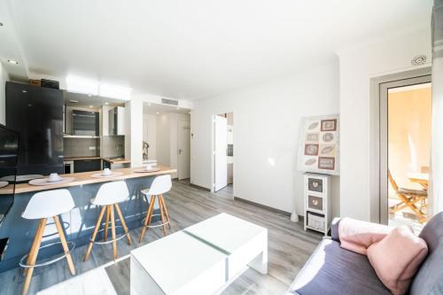 Wdf one bedroom 1 min walk to Martinez hotel