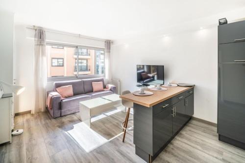 Wdf one bedroom 1 min walk to Martinez hotel