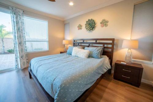 1 dormitorio con cama con sábanas azules y ventana en Ping Pong, A/C, Netflix, Grill, Jacuzzi Tub, W/D en Placentia
