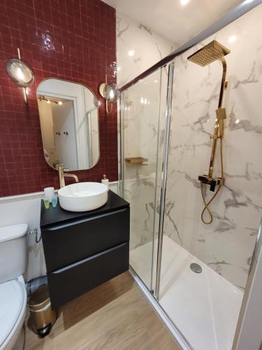 La salle de bains est pourvue d'une douche, d'un lavabo et de toilettes. dans l'établissement Nuit d'évasion love room avec baignoire balnéothérapie, à Toulon