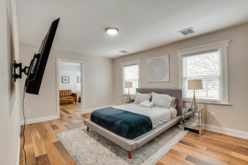 Schlafzimmer mit einem Bett und einem Flachbild-TV in der Unterkunft Spacious East Orange Home Steps to Elmwood Park! in East Orange