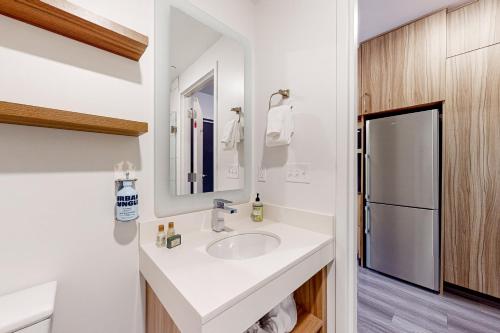 uma casa de banho com um lavatório e um frigorífico em Canyons Resort #134 em Park City
