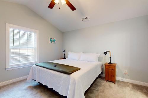 - une chambre avec un lit et un ventilateur de plafond dans l'établissement Marina's Edge, à Myrtle Beach