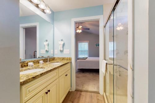 La salle de bains est pourvue de 2 lavabos et d'une douche. dans l'établissement Marina's Edge, à Myrtle Beach