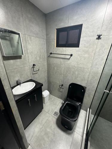 uma casa de banho com um WC e um lavatório em Mono ambiente privado NOVILLO em Cochabamba