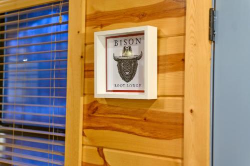 Bison Boot Lodge & Tipi - Hot Tub - Fireplaceに飾ってある許可証、賞状、看板またはその他の書類