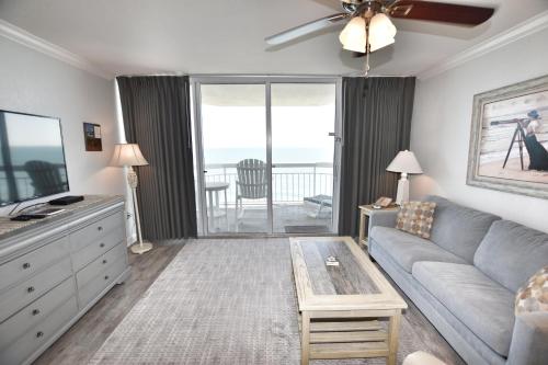 un soggiorno con divano e tavolo di 1009 Waters Edge Resort condo a Myrtle Beach