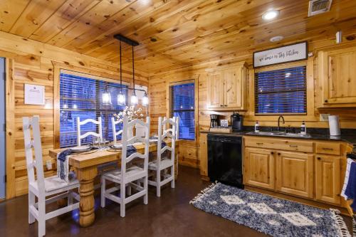 Bison Boot Lodge & Tipi - Hot Tub - Fireplaceにあるキッチンまたは簡易キッチン