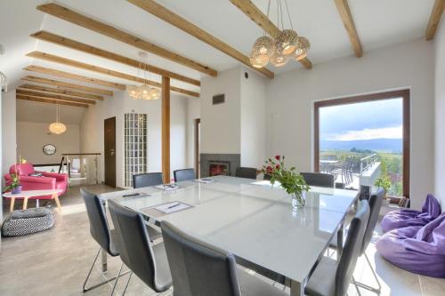 Un comedor con una gran mesa blanca y sillas. en Willa Widokówka Lubawka, en Lubawka