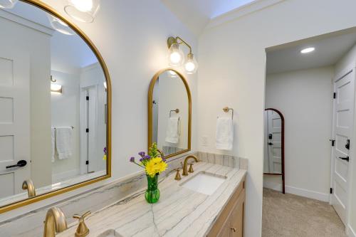 baño con lavabo y 2 espejos en Spacious Black Hawk Home with Deck and Mountain Views!, en Black Hawk