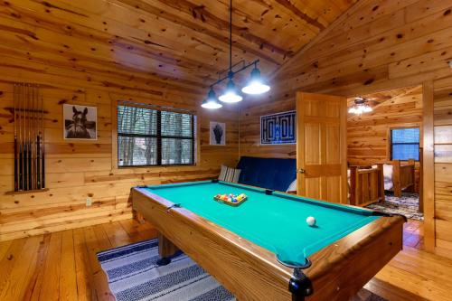 Bison Boot Lodge & Tipi - Hot Tub - Fireplaceにあるビリヤード台