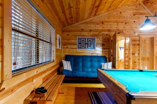 Bison Boot Lodge & Tipi - Hot Tub - Fireplaceにあるビリヤード台