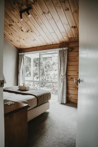 Ένα ή περισσότερα κρεβάτια σε δωμάτιο στο Tatahi Lodge Beach Resort