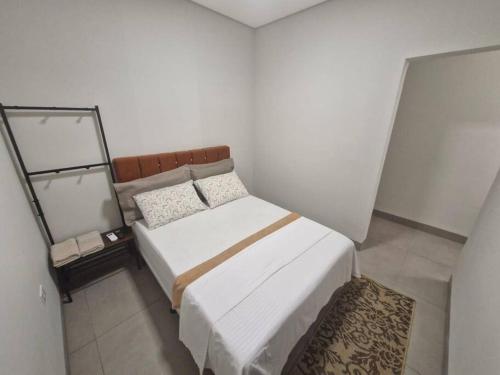 a small bedroom with a bed in a room at Loft B Hospedagem Cidade Verde B in Maringá