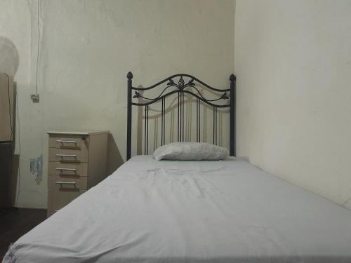 1 dormitorio con cama con almohada y vestidor en Cortiço da Lapa, en Río de Janeiro