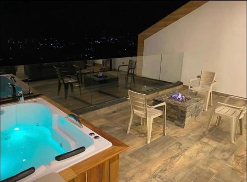 a bathroom with a tub and a table and chairs at Montecielo Hosting in Guatapé