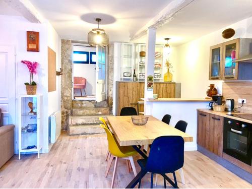 a kitchen and dining room with a table and chairs at Caporizon-Rug'BnB Gîte-Brantôme-6 personnes in Biras