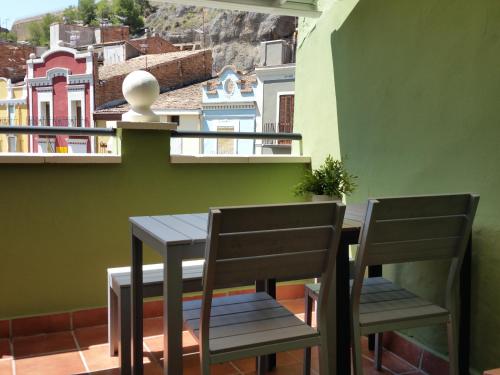 a table and chairs on a balcony with a view at Ático del Holandés in Balaguer