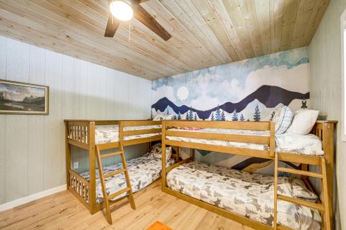 เตียงสองชั้นในห้องที่ Modern Munds Park Retreat with Deck and Fire Pit!